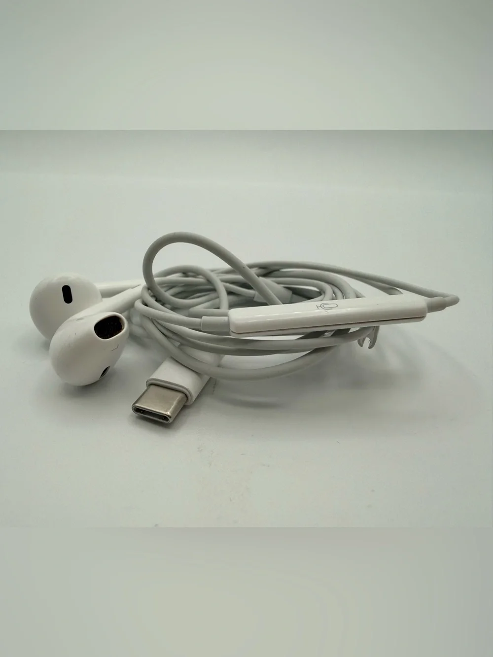 Apple Wired EarBuds with USB-C Plug (for iPhone 15/16, iPad, Mac) NEVER USED